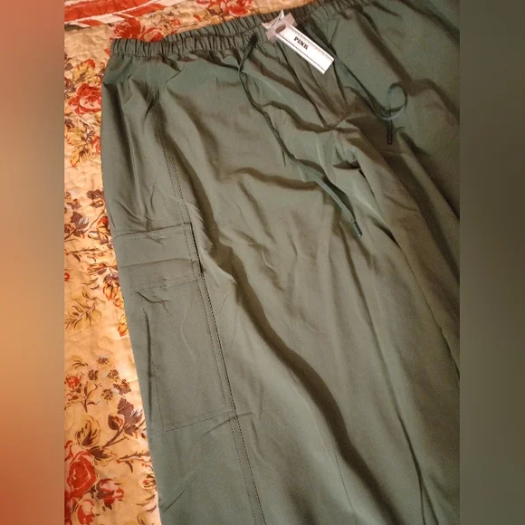 NWT Olive Green High Rise Cargo Pants for Women - Relaxed Fit - Picture 4 of 16